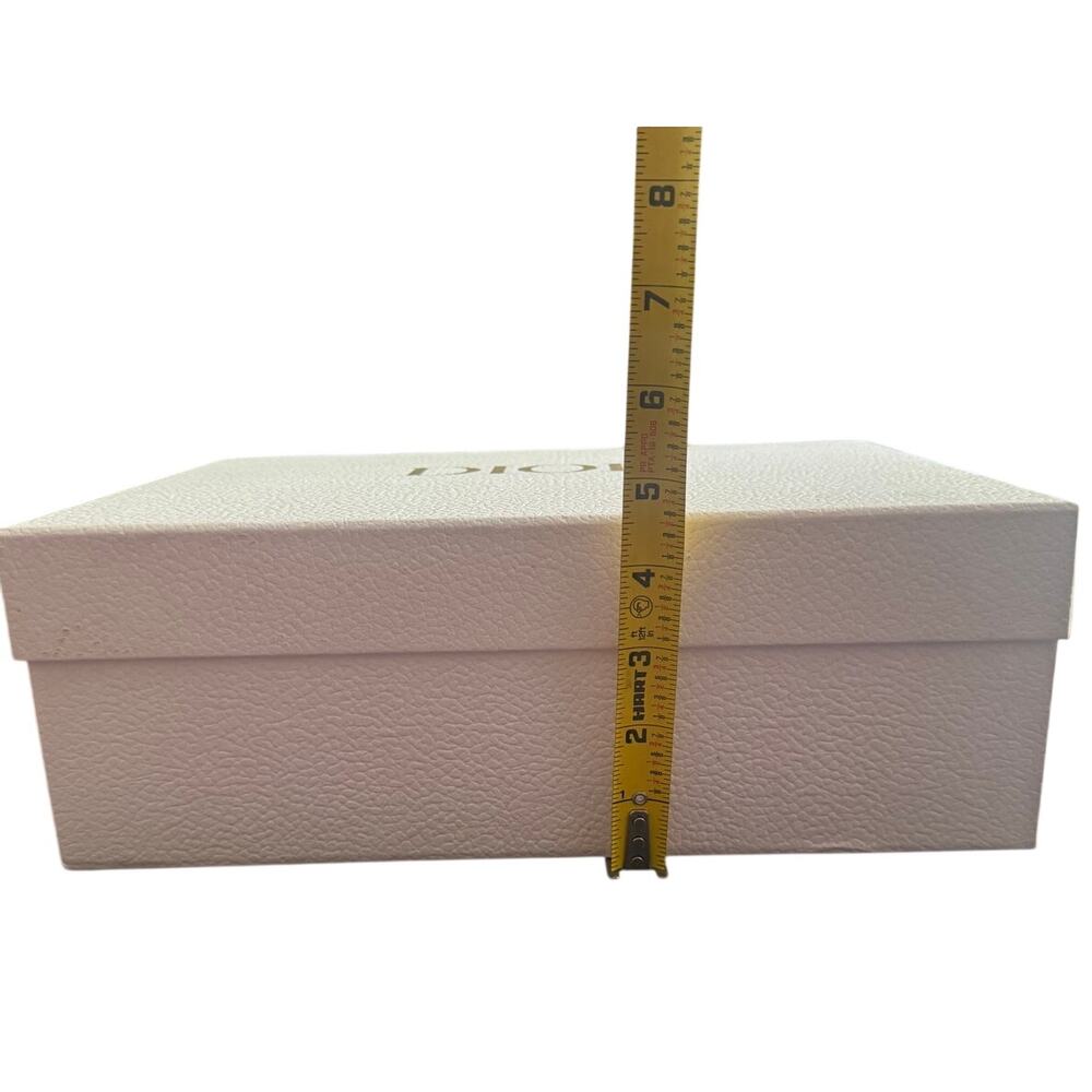 Authetic Dior White And Gold Gift Box With Branded Tissue And Stuffing - Picture 4 of 12